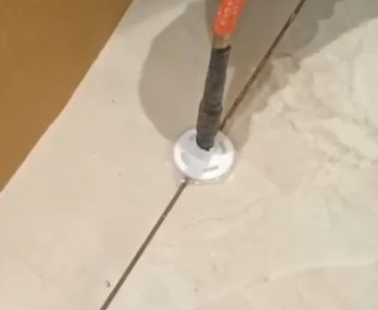 错那瓷砖空鼓维修公司专业解答瓷砖在铺贴过程中，如果没有涂抹均匀到位的粘结材料（如水泥砂浆或瓷砖胶），可能会导致以下问题
