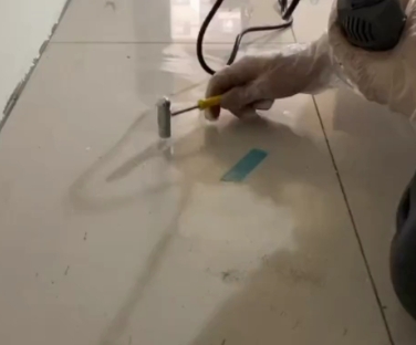 错那瓷砖开裂维修公司专业分享瓷砖在铺贴前如果没有沥干水分，将会导致以下问题